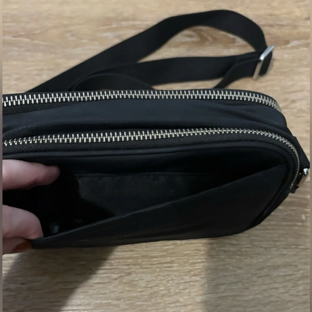 Lululemon Crossbody Camera Bag 2L in Black / Silver - Picture 10 of 15